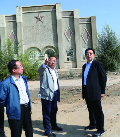 石拐区代区长陈建忠(右一)深入影视基地抓落实彭志强 摄